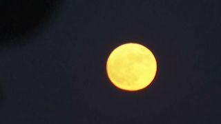 VIDEO Luna căpșună a &icirc;nc&acirc;ntat cerul. Spectacol natural pe cer