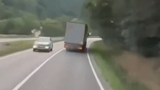 VIDEO Șofer de tir beat, filmat conduc&acirc;nd haotic &icirc;ntre Huiedin și Oradea. A fost prins la volan av&acirc;nd o alcoolemie record 