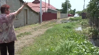 VIDEO Caniculă și mirosuri insuportabile &icirc;n comuna buzoiană Cochirleanca. Localnicii, sufocați de duhoarea apelor uzate: &rdquo;Foarte ur&acirc;t&rdquo;