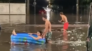 VIDEO Potop de glume după viitură. Rom&acirc;nii au transformat haosul &icirc;n umor și creativitate