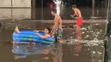 VIDEO Potop de glume după viitură. Rom&acirc;nii au transformat haosul &icirc;n umor și creativitate