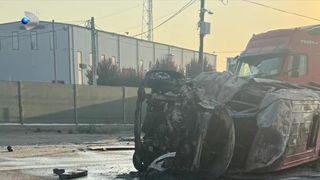 VIDEO Accident grav la intrarea &icirc;n Galați: microbuz &icirc;n flăcări după ciocnirea cu un camion. Două persoane au fost rănite