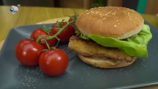 VIDEO Rețeta zilei: burger cu șnițel. De ce ingrediente aveți nevoie