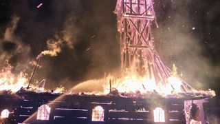 VIDEO Biserică mistuită de flăcări &icirc;n Maramureș. Lăcașul de cult are o vechime de peste 350 de ani