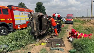 Două femei au murit și doi copii sunt răniți &icirc;n Ialomița, după ce mașina &icirc;n care se aflau a fost spulberată de tren. Unul dintre minori a fost scos inconştient dintre fiarele contorsionate