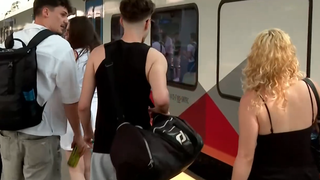 VIDEO Absolvenții de liceu dau startul sezonului vacanței după Bacalaureat. Tinerii au ajuns deja la mare sau la munte