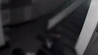 VIDEO Doi tineri au fost reținuți după ce au furat televizoare dintr-un apartament &icirc;nchiriat. Au fost surprinși de camerele video din lift 