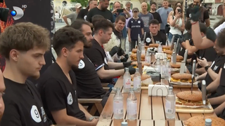 VIDEO Primul concurs de devorat hamburger uriaș din Brașov. 35 de participanți, 2 kg de burger și premii consistente