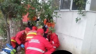 Fetiță de 2 ani, de urgență la spital după ce a căzut de la balcon