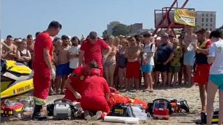 Fetiță de 11 ani, de urgență la spital după ce a fost scoasă inconștientă din mare, la Mamaia