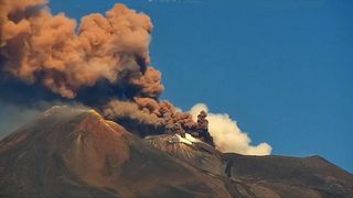 Cod roșu &icirc;n sudul Italiei după erupția vulcanului Etna. Alerta MAE pentru rom&acirc;ni