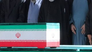 Cei trei fii ai lui Ali Khamenei, l&acirc;ngă sicriul tatălui