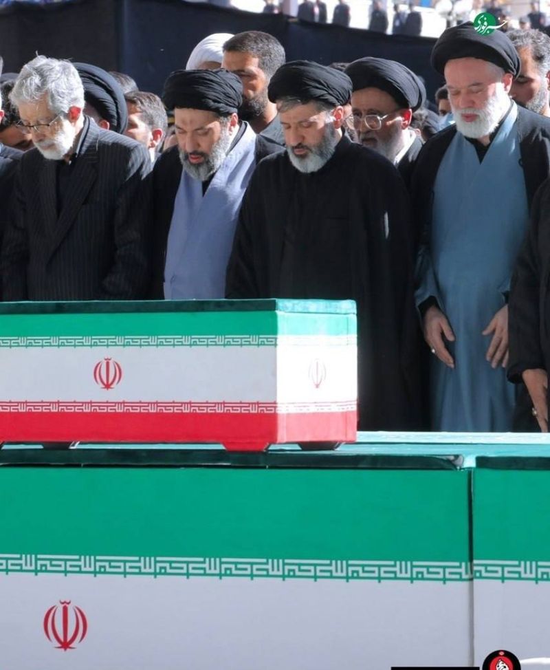 Cei trei fii ai lui Ali Khamenei, lângă sicriul tatălui