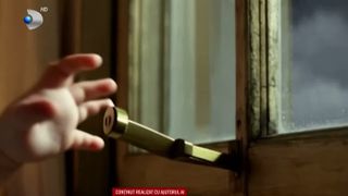 VIDEO Tragedie &icirc;n Oradea! Copil de 2 ani &icirc;n comă, după ce a căzut de la etajul al doilea &icirc;n timp ce părinții dormeau