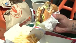VIDEO Rom&acirc;nii schimbă obiceiurile de consum: fast food-ul &icirc;nvinge restaurantele scumpe