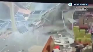VIDEO Panică &icirc;ntr-un magazin din New Jersey, după ce acoperișul s-a prăbușit. &Icirc;n interior se aflau 27 de persoane