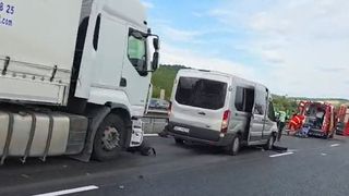 Carambol pe A1! Trei autocamioane și un microbuz, implicate &icirc;n accident