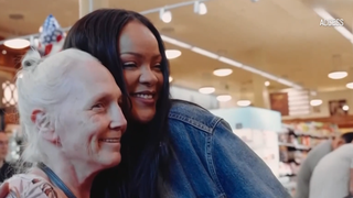 VIDEO Moment emoționant &icirc;ntre Rihanna și o fană bolnavă de cancer &icirc;n Los Angeles
