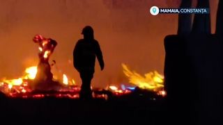 VIDEO Incendiu pe o plajă din Mamaia! Două baruri au fost distruse