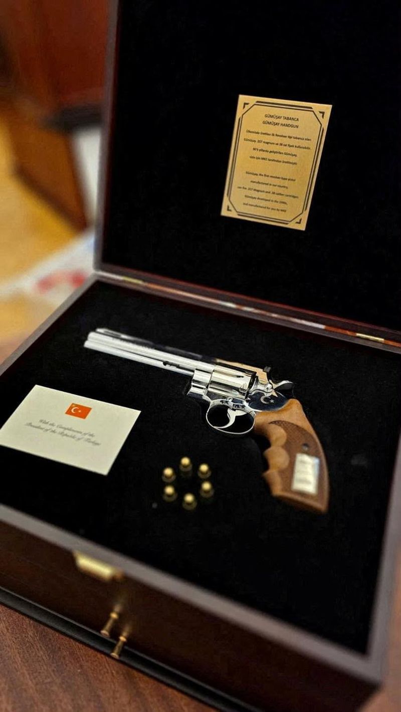 Așa arată pistolul primit de Nicușor Dan de la preşedintele Turciei, Recep Tayyip Erdogan