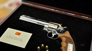 Așa arată pistolul primit de Nicușor Dan de la preşedintele Turciei, Recep Tayyip Erdogan