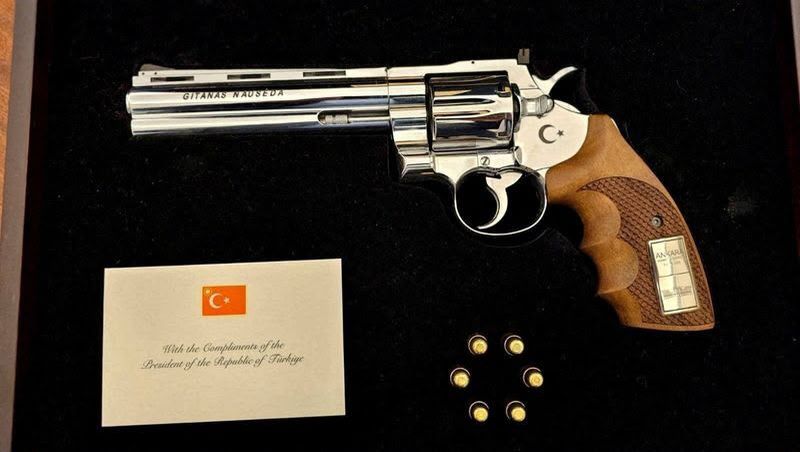 Asa arata pistolul primit de presedintele Romaniei