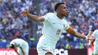 &bdquo;Arbitrul a &icirc;nt&acirc;rziat intenționat&rdquo;. Penalty-ul ratat de Kylian Mbappe, motiv de suspiciune pentru fani