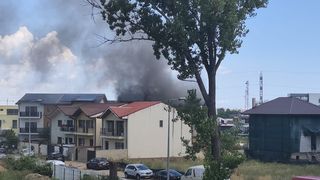 VIDEO Incendiu la un bloc din Constanța. 10 persoane s-au autoevacuat, un bătr&acirc;n de 90 de ani a ajuns la spital