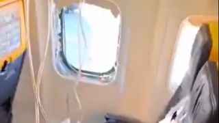 VIDEO Incident grav &icirc;n aer! Geamul unui avion a fost spart de părți desprinse din motor. Un pasager a fost aspirat