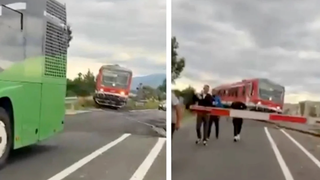 Autobuz plin cu pasageri, rămas blocat pe calea ferată, &icirc;n Brașov! Călătorii au ridicat manual bariera