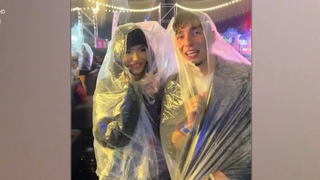 VIDEO Ploaia torențială nu oprește festivalul Beach Please, dar dezamăgirea pentru fanii lui Playboy Carty răm&acirc;ne