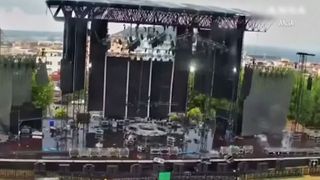 VIDEO Scena principală a unui festival din Napoli s-a prăbușit din cauza v&acirc;ntului puternic! Evenimentul a fost anulat