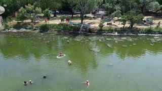VIDEO &bdquo;&Icirc;l dau pentru oase&rdquo;. Ritualul băilor &icirc;n nămol
