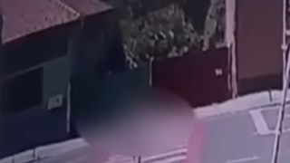 VIDEO O femeie a murit după a fost lovită &icirc;n plin pe trecerea de pietoni. Imagini șocante de la locul accidentului 