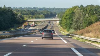 Și-a abandonat soția pe autostradă după ce s-au certat și acum riscă ani grei de &icirc;nchisoare. Femeia a fost ajutată de o șoferiță