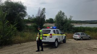 Rămășițele a două femei, găsite &icirc;n saci de plasă și legate cu greutăți pe lacul din Dănceni. Autoritățile caută restul fragmentelor din corp