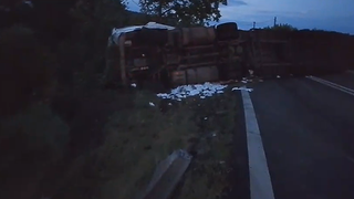 Un t&acirc;năr de 24 de ani a intrat cu mașina &icirc;ntr-un ansamblu de vehicule de mare tonaj, &icirc;n V&acirc;lcea. Un TIR, răsturnat pe carosabil