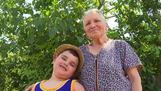 VIDEO &bdquo;Pentru mine, e viață copilul ăsta&rdquo;. George, băiețelul de cinci ani crescut de străbunica lui