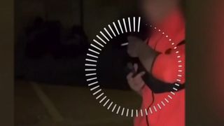 VIDEO Răzbunare &icirc;n stradă la Bihor. T&acirc;năr amenințat cu pistolul după o ceartă banală