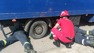 O mamă și copilul său, loviți de mașina de p&acirc;ine &icirc;n Iași. Femeia a trecut prin spatele autoturismului, iar șoferul nu a văzut-o
