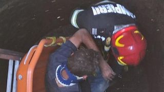 Bărbat salvat după ce a căzut &icirc;ntr-o f&acirc;nt&acirc;nă cu o ad&acirc;ncime de 5 metri. Victima a ajuns la spital