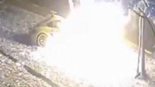 VIDEO Doi tineri de 20 de ani au murit &icirc;n flăcări. Mașina &icirc;n care se aflau s-a lovit de un copac, apoi a luat foc