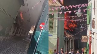 VIDEO Incendiu violent &icirc;n centrul vechi al Sibiului. O bătr&acirc;nă a fost evacuată pe fereastră, după ce o clădire istorică a fost mistuită de flăcări
