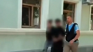 VIDEO Hoțul neatent, viral pe internet. Un t&acirc;năr a fost prins după ce și-a pierdut telefonul și cagula &icirc;n timpul jafului