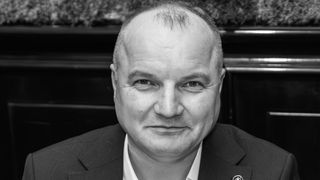 Paul a murit c&acirc;nd &icirc;ncerca să schimbe un bec. Bărbatul de 49 de ani era tatăl unui copilaș