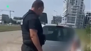 VIDEO Cerșetoarea cu mașină de lux. O t&acirc;nără a fost prinsă cerșind &icirc;n scaun cu rotile, dar cu un stil de viață contradictoriu 