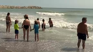 VIDEO Războiul tăcut al modei masculine pe plajele din Rom&acirc;nia: slip sau pantaloni scurți?