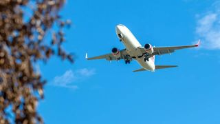 "Am adormit, apoi s-a auzit o explozie. M-am trezit plin de s&acirc;nge". Mărturia bărbatului aspirat parțial pe geamul de avion, &icirc;n Grecia
