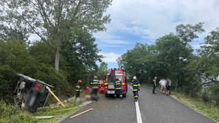 Tragedie &icirc;n Dej! Un t&acirc;năr de 27 de ani a murit după ce autoutilitara &icirc;n care se afla a ieșit de pe carosabil. Alte patru persoane, grav rănite