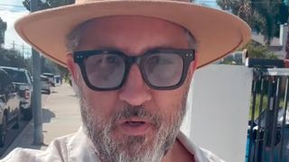 Cine este omul de afaceri găsit mort &icirc;n fața unui hotel 